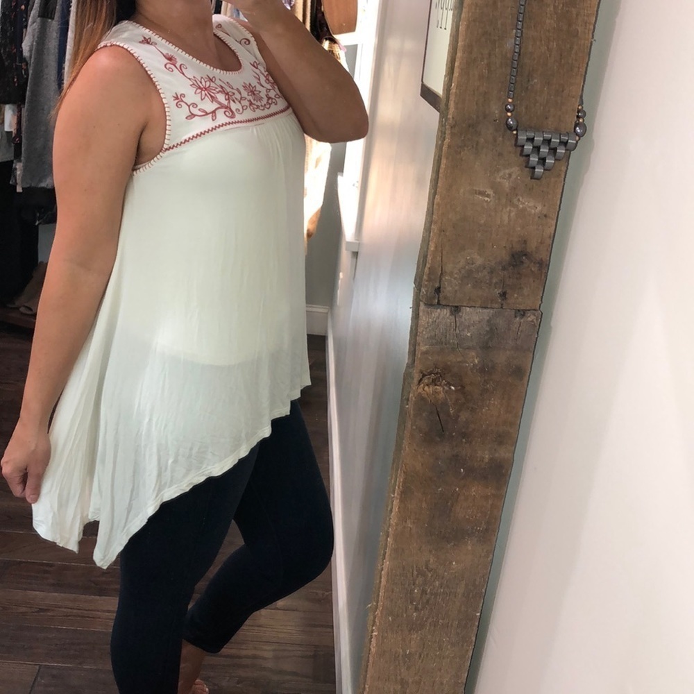 POL medium oversized cream floral embroidered top - Picture 3 of 6